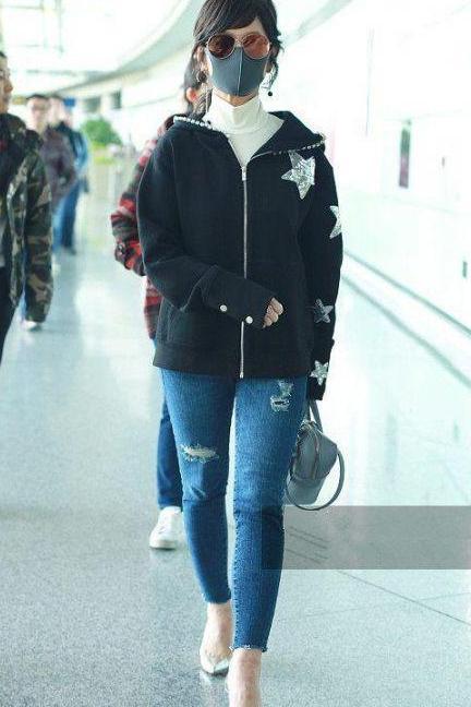 赵雅芝真会玩！穿牛仔紧身裤露脚踝，网友：身材超赞！