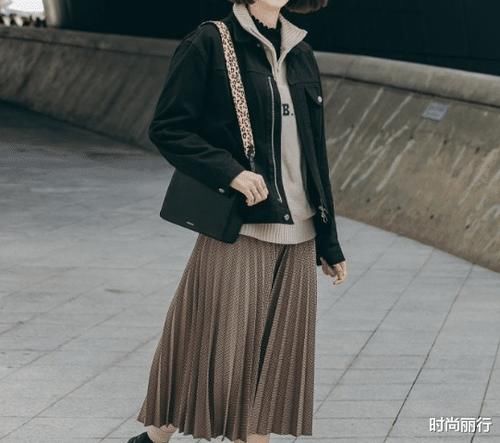  「温暖」温暖的大毛衣下面，配一个超级质感对比的裙子，非常nice
