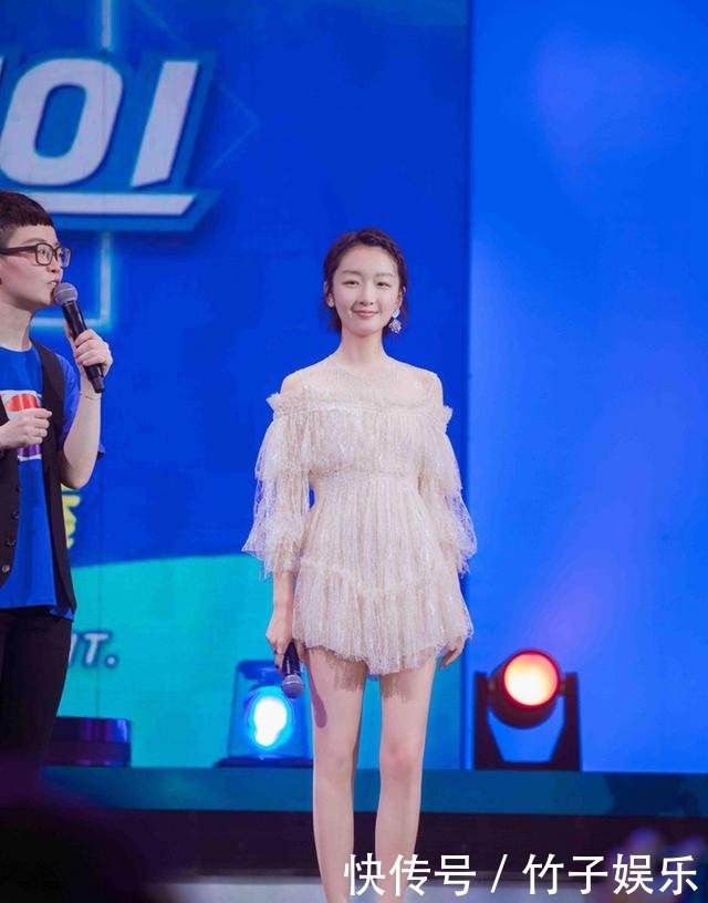 162cm周冬雨居然也有大长腿,蕾丝裙搭配高跟鞋,也太显高了吧!