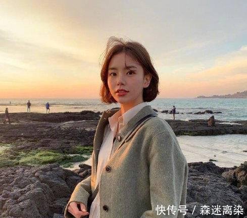 搭配一■短发小姐姐的日常穿搭,百搭西装外套和甜美碎花,打造今年最流行