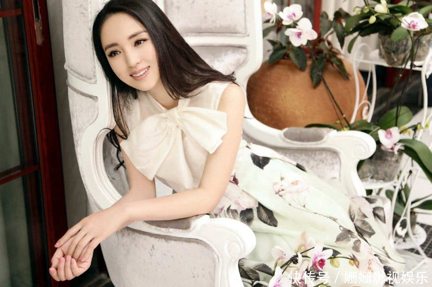 董璇茶餐厅开业杨幂父亲送祝福,结婚戒指瞩目粉碎婚变谣言