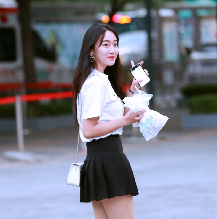 街拍:甜美优雅的牛仔裤修身的版型,最适合清新优雅的小姐姐!