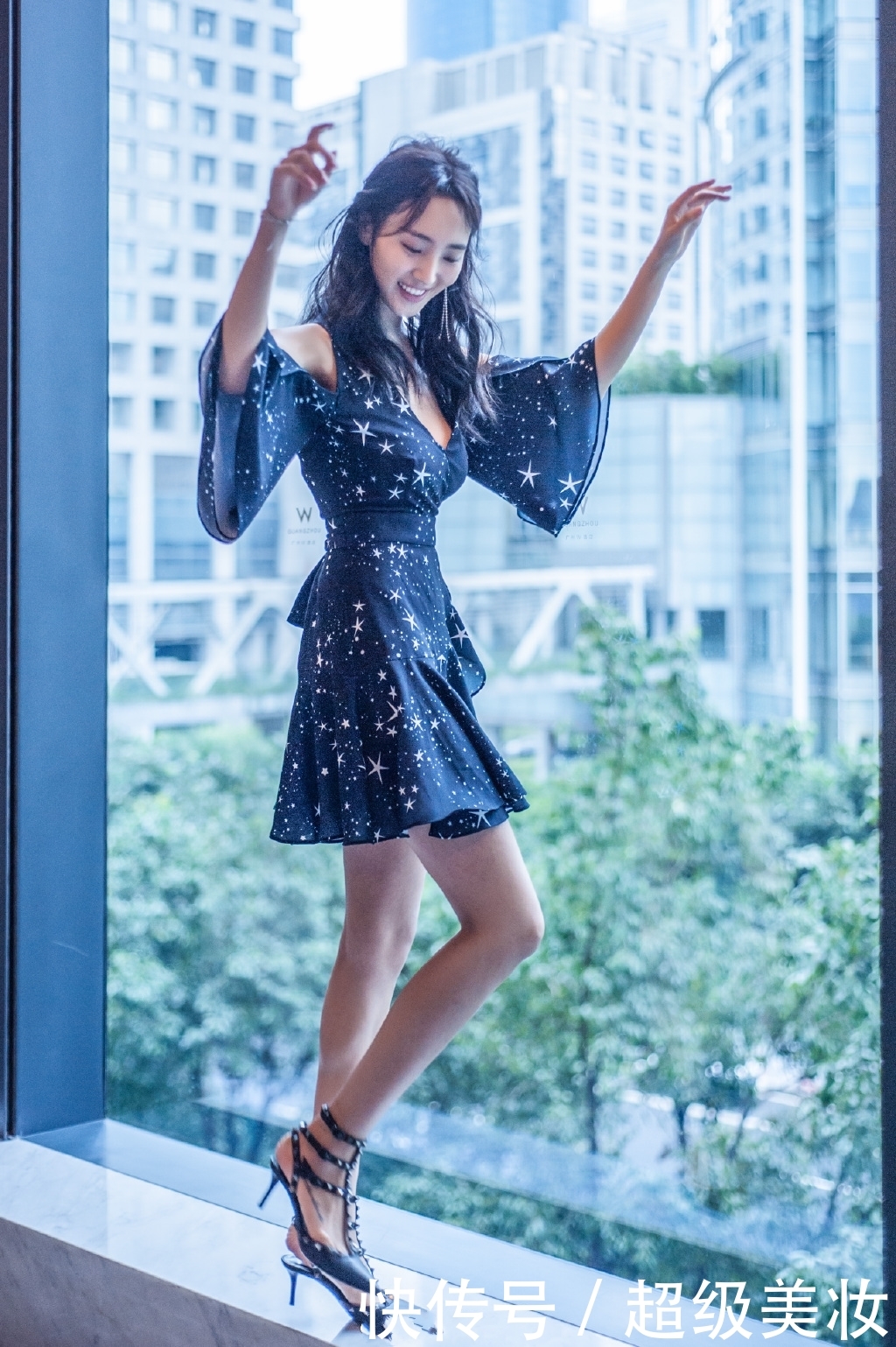 王紫璇这腿也太细了！这么窄的短裤也穿不满，网友：太让人羡慕了