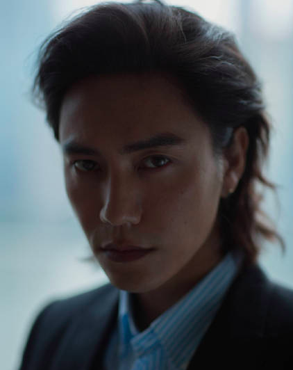 陈坤穿黑色高跟鞋出席活动，这鞋跟至少有5厘米高