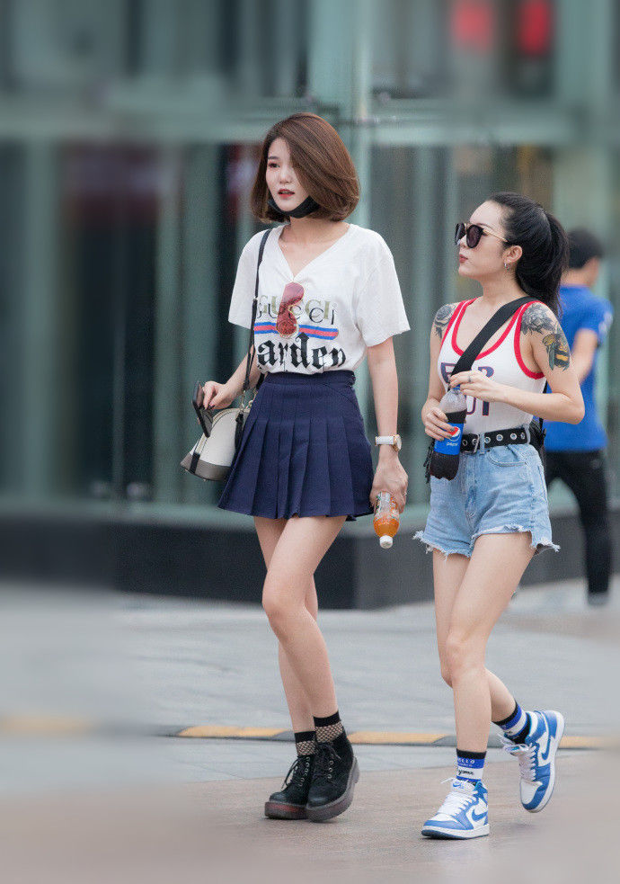 重庆街拍，几套轻熟气质穿搭，给夏季添上一笔温雅!