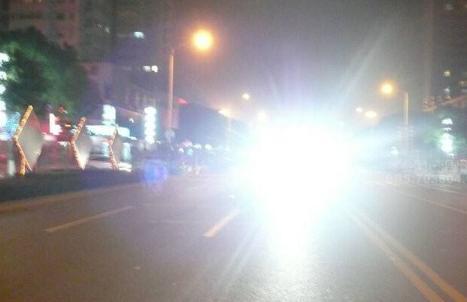 路上开车遇到开远光灯怎么办？交警：不用怕，这些招数专治远光族