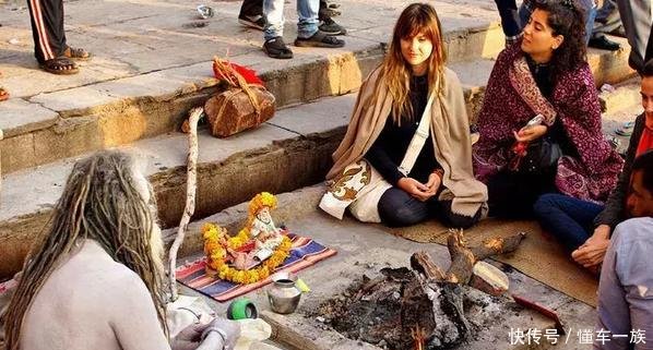 印度“苦行僧”让美女相伴左右，游客却对他们避而远之，好福气？