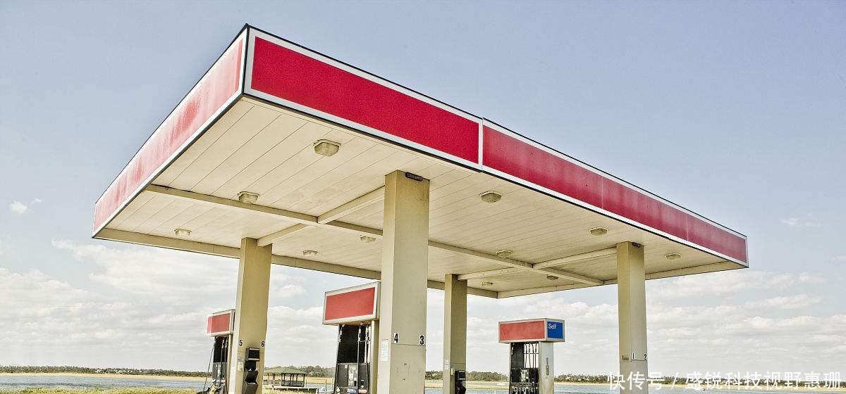 油价刚降，谁知高速公路又贴出了新规定，车主纷纷表示开车好难