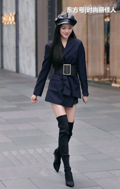  #白底#白底V领连衣裙，配上一双银色高跟鞋，和美女的气质显的很搭