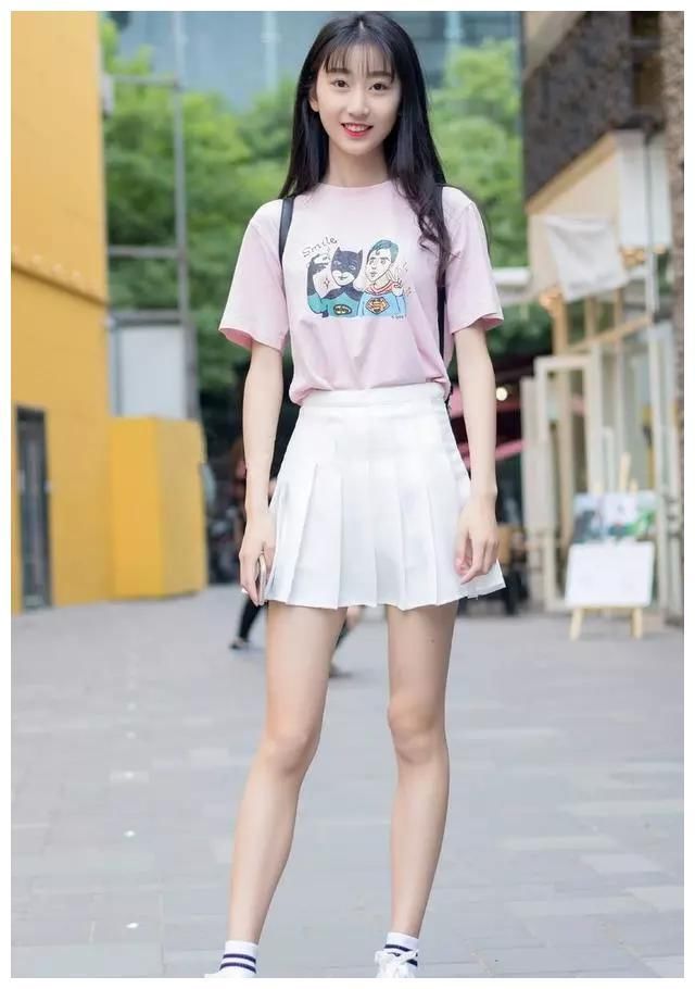 街拍:图1活力短裙，图2黑色上衣，图3修身牛仔裤!