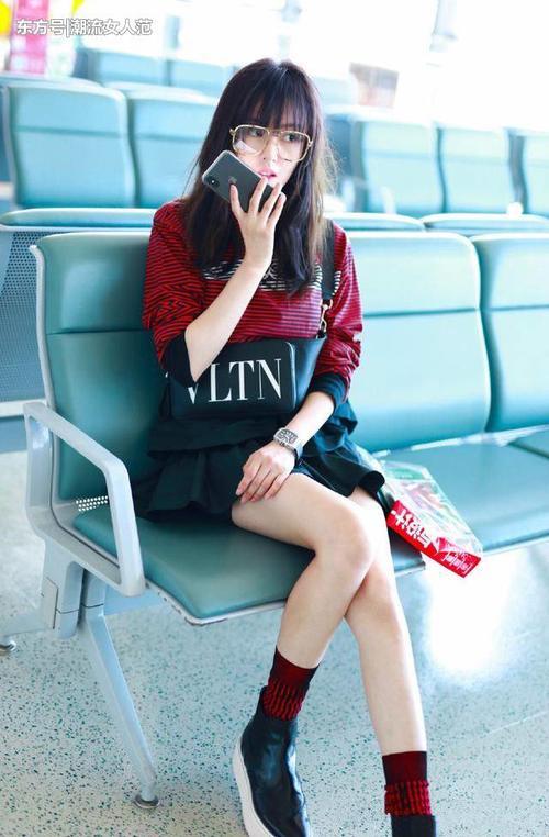 张天爱又解锁新搭配，袜子露出鞋子外也不丑，网友：腿长的优势！