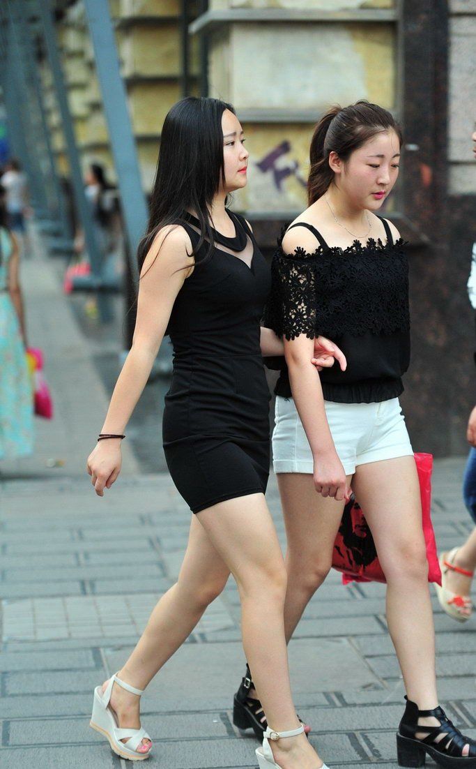 商业街区街拍:微胖型的两个美腿美女，端庄秀丽
