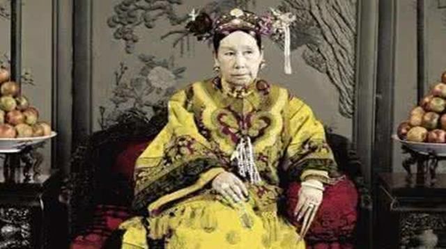 慈禧第一次坐车高兴异常,但上车后的一件事却