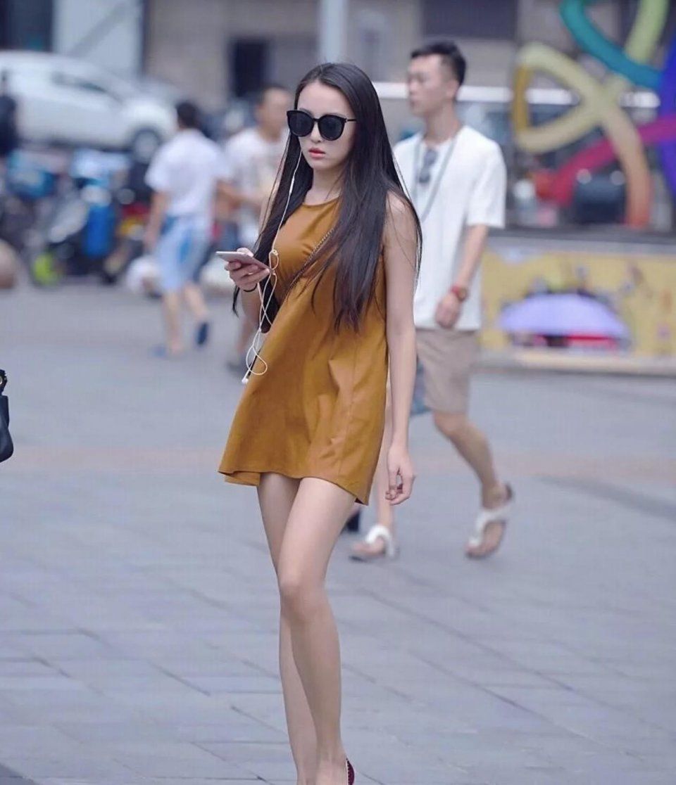 街怕:无袖背心裙搭配墨镜，夏日气场全开