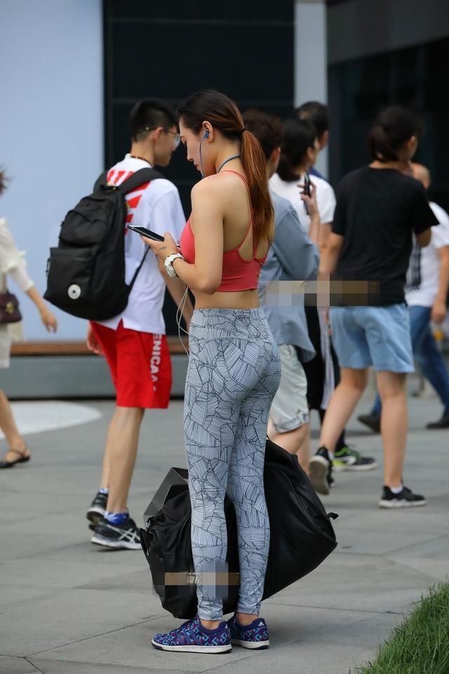 简约动人的紧身裤美女，轻松展现出性感迷人的身材，显现时尚魅力