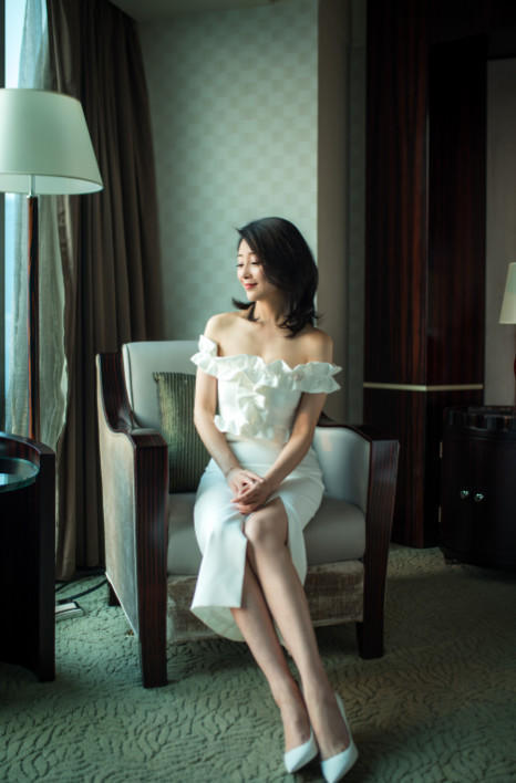 38岁殷桃出席活动尽显贵气感，“微胖”身材穿抹胸裙更美上天境