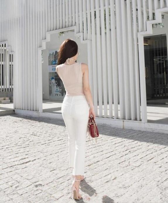 牛仔裤彰显出女性青春活泼又有气质，给人视觉上美的享受