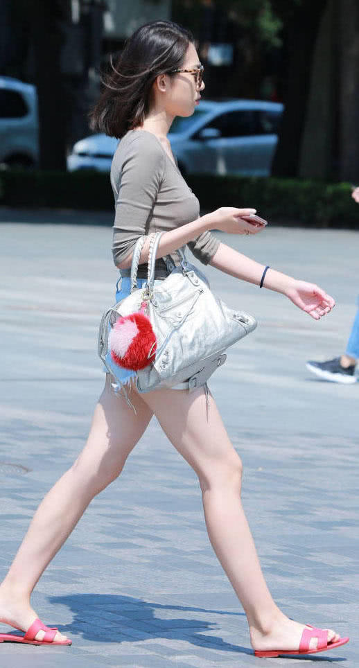 时尚御姐穿紧身T恤搭配热裤性感上街，最博眼球的还是这双白嫩大