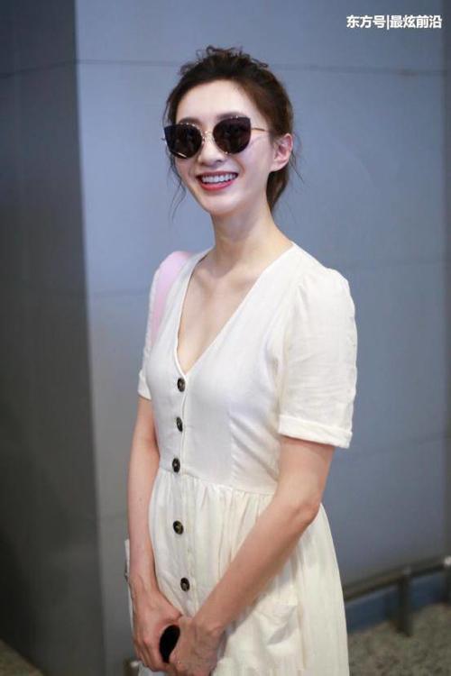 31岁江疏影好拼，全身上下只穿一件连衣裙，网友：只有21岁吧