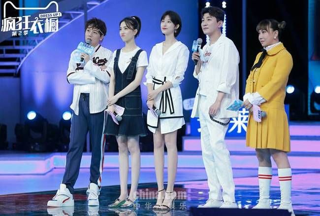 张俪分享＂时尚经＂ 现场示范减龄穿搭