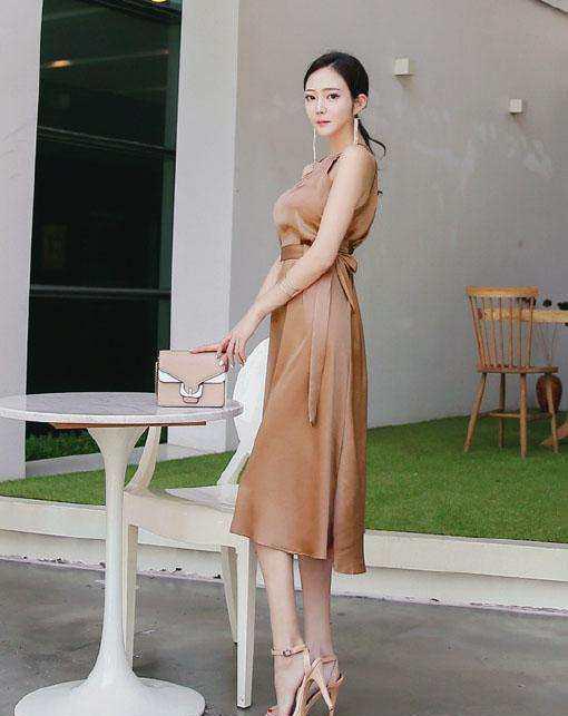 连衣裙也能把好身材完美的秀出来，浅色系还很美！