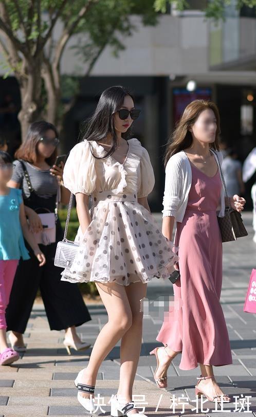 大方:街拍:图七穿公主服逛街,和街上的人格格不入,真是高雅大方!