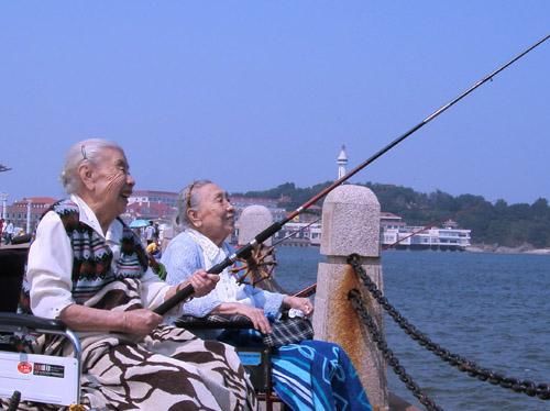 『偷着乐』钓鱼也能长命百岁，爱钓鱼的人就偷着乐吧，不知道的还不抓紧看看