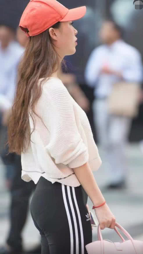 街拍：时尚小姐姐紧身裤紧绷出无痕美臀，线条感吸睛无数