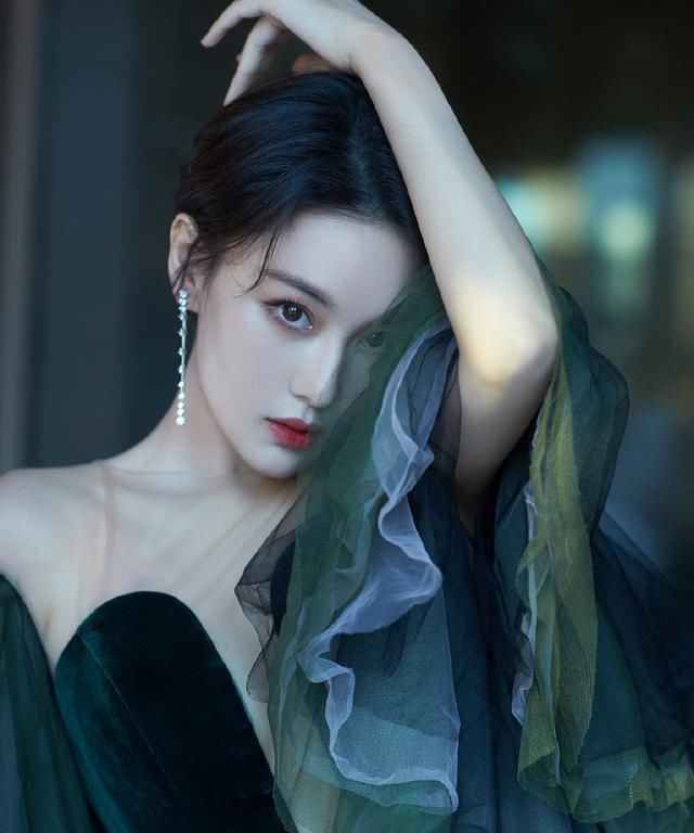 设计■张馨予婚后穿搭性感诱人,好身材一览无遗,网友:何教官不吃醋吗