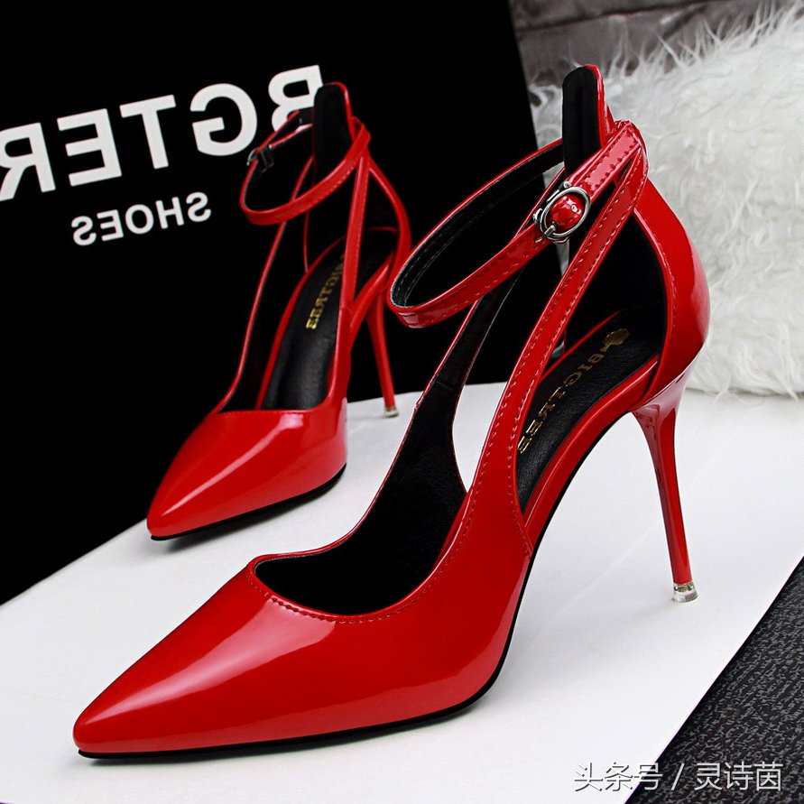 你肯定没见过这样的凉鞋吗?欧美大牌范，大气时尚，美的不要不要