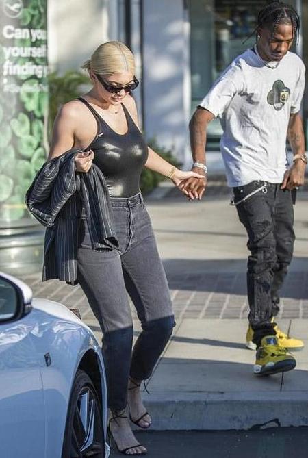 卡戴珊金小妹穿紧身衣，身材好夸张，却被身边黑人男友发型抢风头