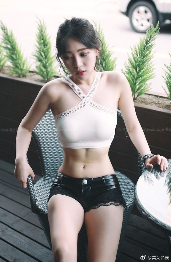 室内美女写真集:黑色紧身热裤,性感时尚好身材,展示大长腿!