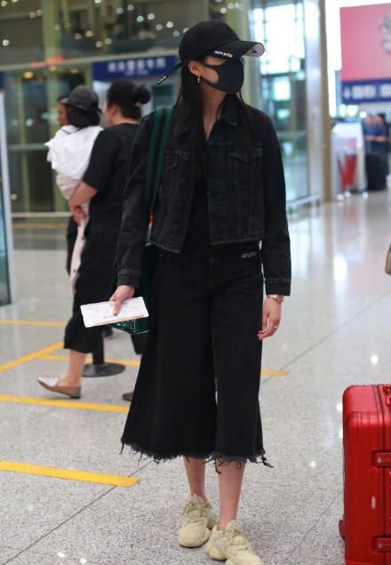 当168热巴和173关晓彤同穿阔腿裤，腿长比腿细重要，鹿晗眼光不错