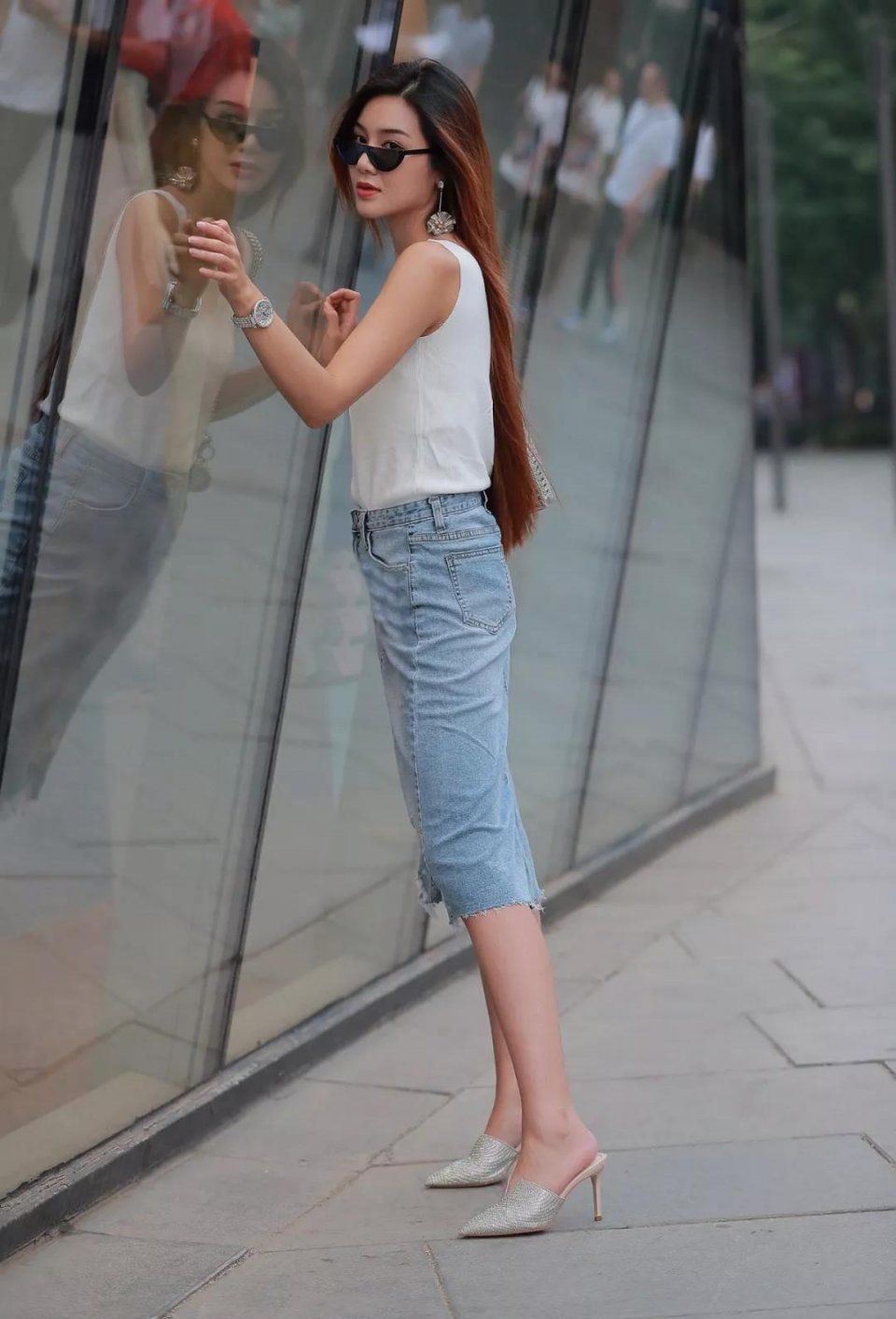 街拍:牛仔一步裙高跟鞋美女
