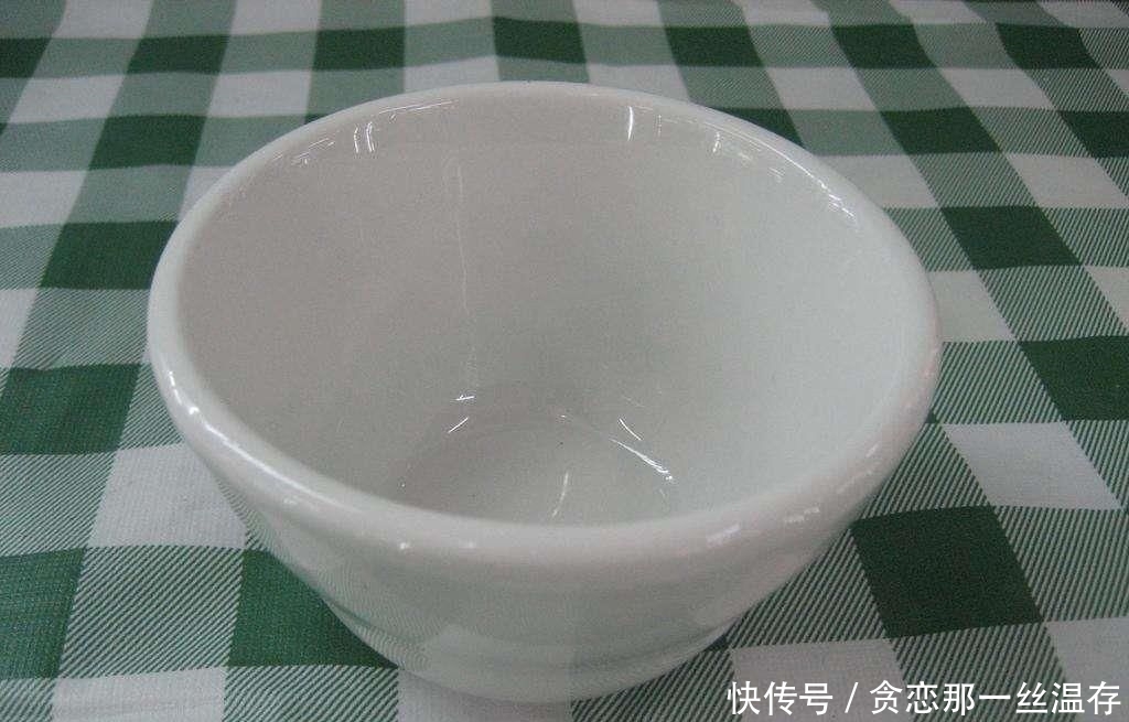  家门口放上：农村怪事，家门口上放只空白碗干啥用的？老农：这