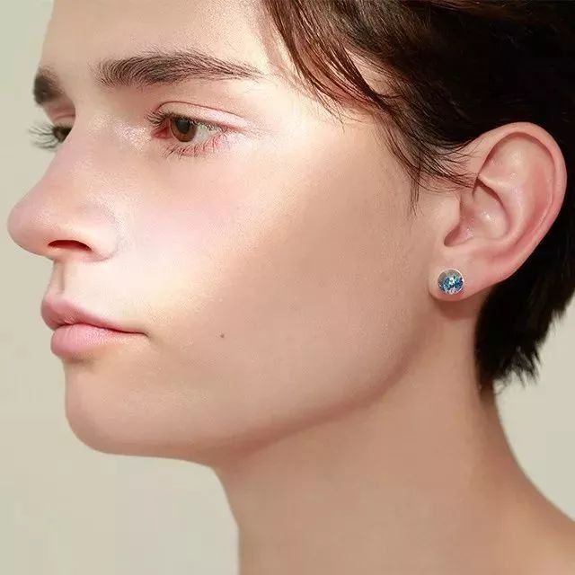 晶莹剔透的水晶球戴身上，真是又美又仙