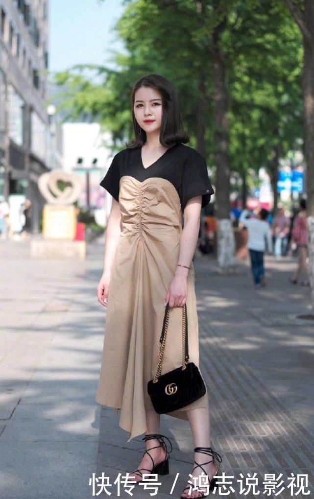 街拍:三里屯的有钱少妇 少女感十足 确实性感还有女人味