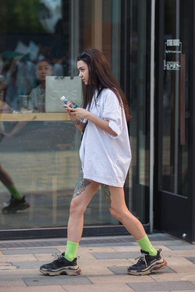 39度高温，热成狗都不脱的老爹鞋，初恋般的感觉~行走式街拍