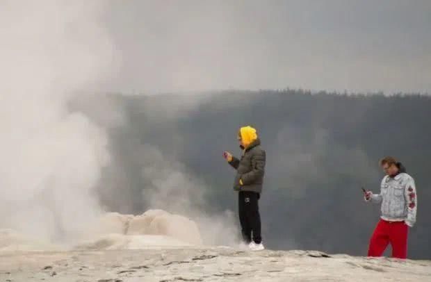 网红拍旅行打卡照被抓，游客喷泉旁被烧得面目全非：用生命换来的