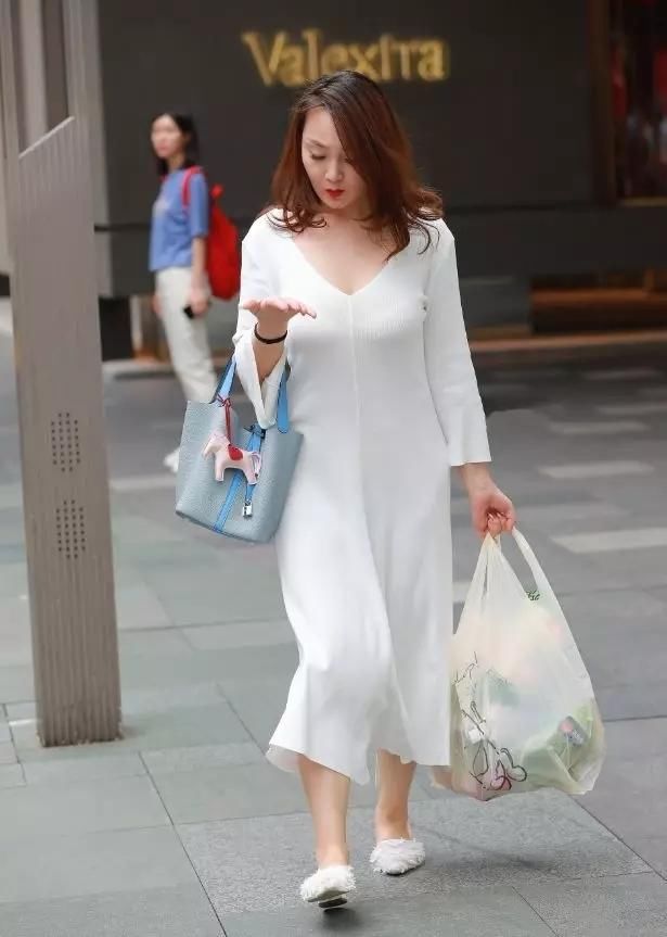 街拍：身材丰满，穿白裙的风韵性感长发美妇