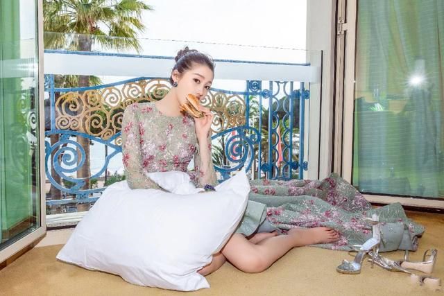 同样是172cm身高，关晓彤跟唐嫣撞衫，为何画面竟如此尴尬呢？