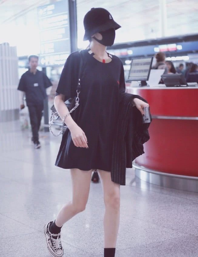 『出了纤细』原来热巴也有不完美的时候，直接穿T恤走机场，双腿的膝盖很显弯