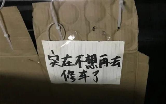 「车门上」停在车位却总被划伤，调出监控后车主懵了：他是怎么拿的驾照？