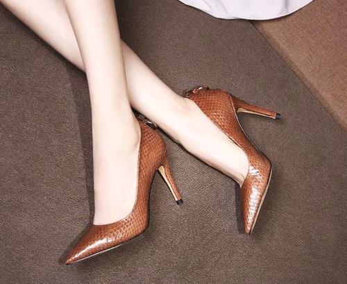 尖头性感的细高跟，修饰挺拔的身姿