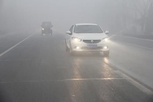 「天开」暴雨天开双闪算违章吗？交警：根本不懂开车，扣了分还不知道