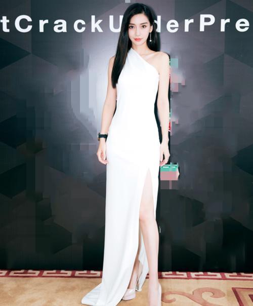 baby为显高真拼了！穿这么高的高跟脚踝受得了吗，一般人可不敢穿