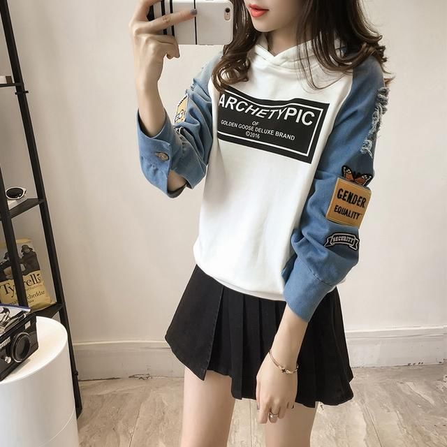 最经典的搭配莫过于卫衣加上牛仔裤了，你可以尝试一下