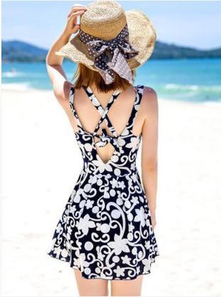 时尚泳装：泳衣美女沙滩漫步，显得女人韵味十足！