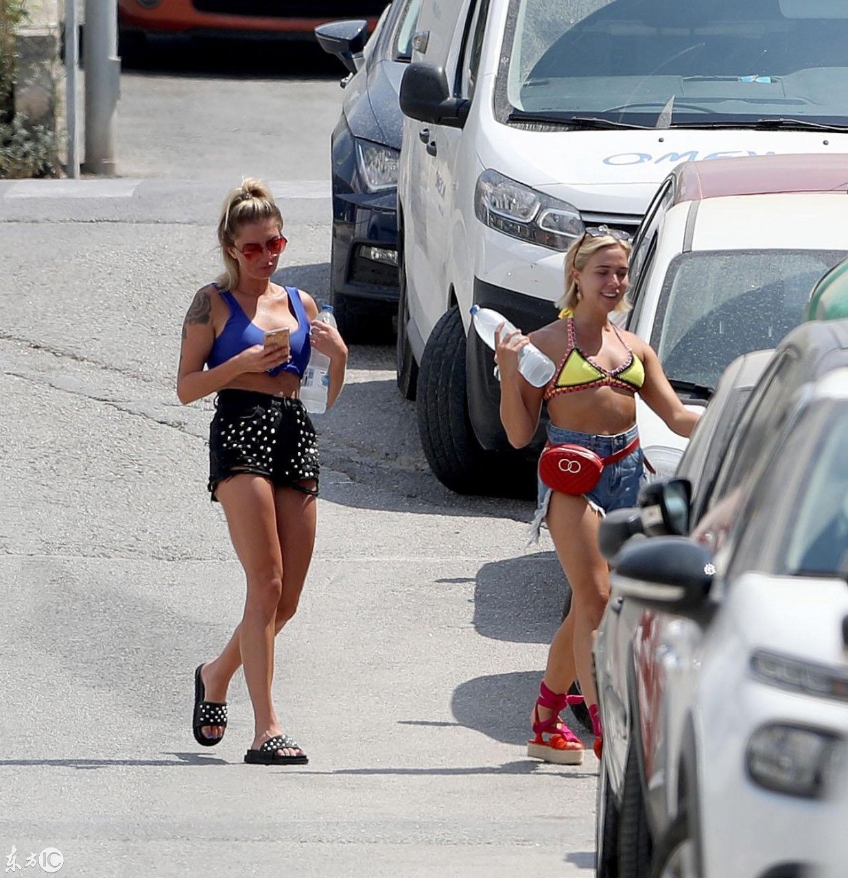 爱岛明星Gabby Allen和朋友们在西班牙Ibiza附近散步，打扮奇特