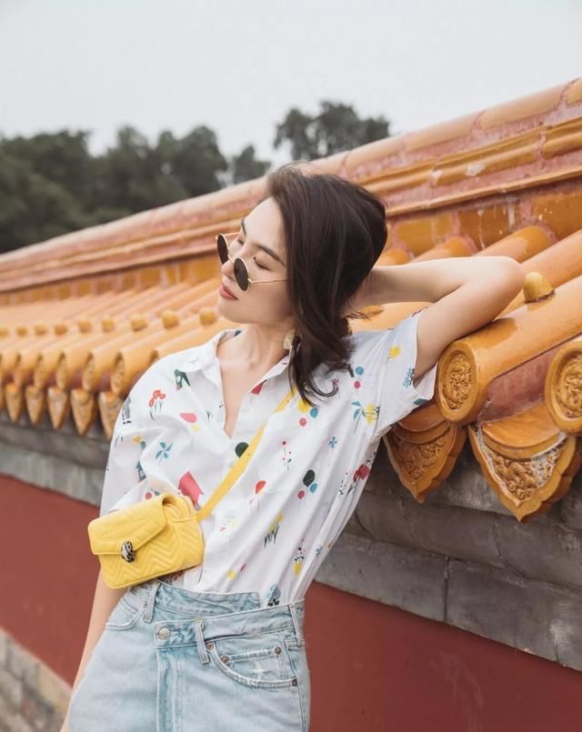  『条纹衬衫』衬衫+半裙=今春流行新穿法,时髦显高显腿长,特有范儿!